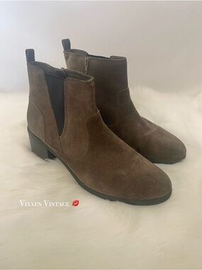 CLARKS 2016 CHUNKY BLOCK HEELED 'MEMI ZIP BOOTS' IN NUBUCK TAUPE